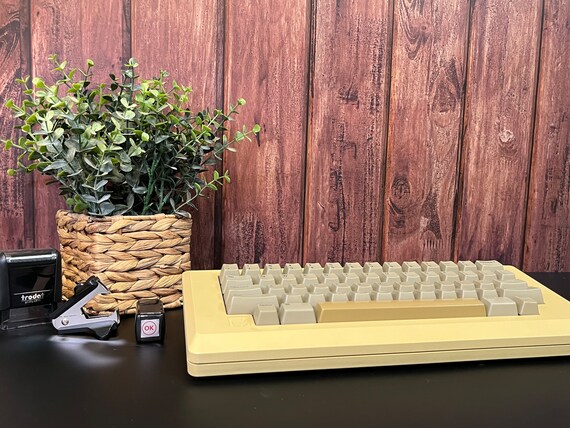 Mac Keyboard, VERY EARLY Production Vintage Macintosh Plus
