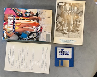 Puede incluir: Un juego de ordenador vintage "California Games" de Epyx para Apple II, con una caja con gráficos de acción, un manual de instrucciones, una tarjeta de comandos y un disquete azul de 13,34 cm. El arte de la caja muestra skaters, surfistas y patinadores.