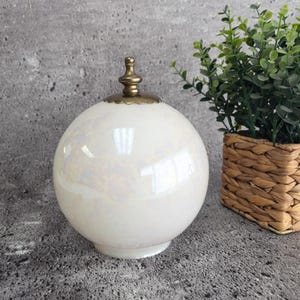 MCM Glass Globe - Irisierendes Milchglas mit Griff in Messing-Optik