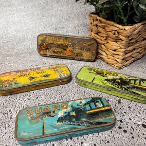 Set mit 4 Vintage Rennbrillendosen - Art-Deco-Grafiken - Werbung für Sammlerstücke