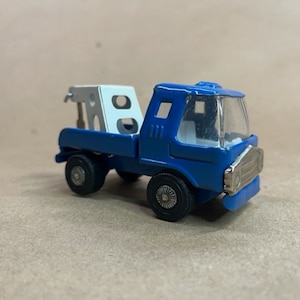 Caminhão de reboque de brinquedo de metal vintage azul e branco