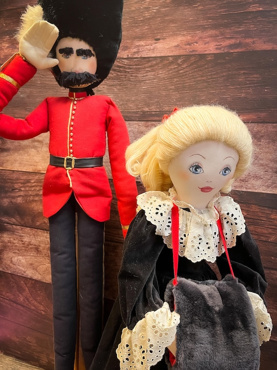 ビンテージ、ノラ・ウィリングス カナダ警察の赤い制服の布製人形 35cm