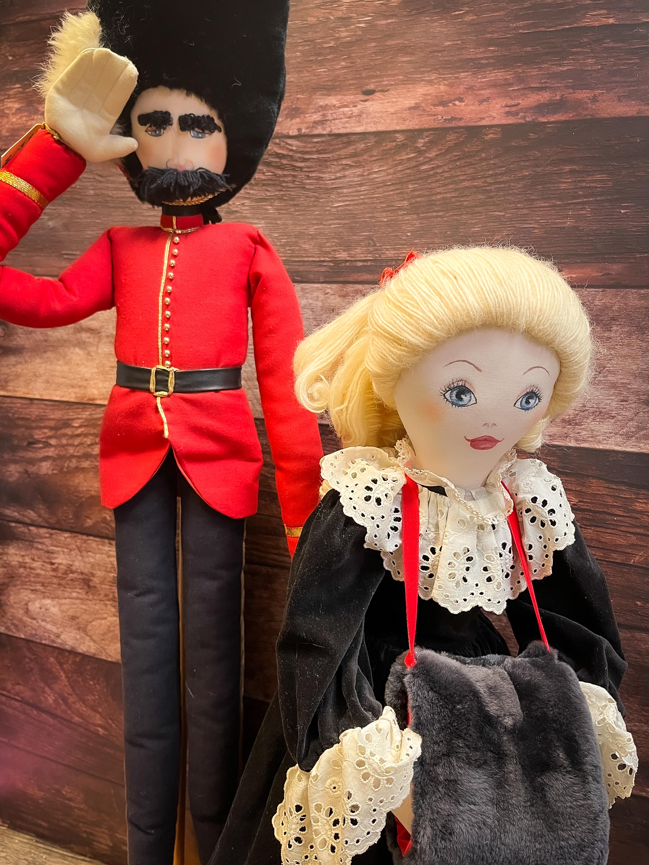 ヴィンテージドール - ビーフィーターとビクトリア朝の女性 - 赤い制服
