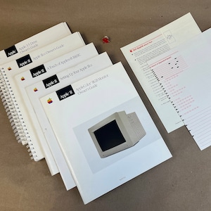 Apple II GS Retro Macintosh Vintage Hardware Manuals - BUNDLE - Untested