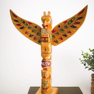 Totem – Uccello del tuono e orso in legno intagliato a mano in Canada, vintage, di Pat McKay, arte indigena, intaglio in acero, decorazioni del fiume Nass, BC