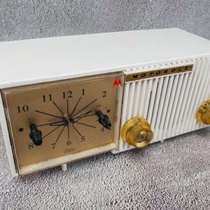 Tube Radio Motorola AM Clock Radio — Mid-Century Atomic Dial, Gold and White - Working, Collectors, Vintage Decor - Prop, Movie or Theatre