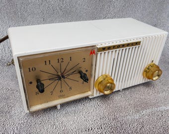 Radio reloj Motorola AM de válvulas — Esfera atómica de mediados de siglo, dorada y blanca - Funciona, Coleccionista, Decoración vintage - Utilería, Película o Teatro