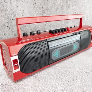 BoomBox Vintage Realistic SCR-35 Boombox – Red Stereo Sound Cassette Recorder – AM/FM Radio – 1980s Retro Style – Untested – With Cord