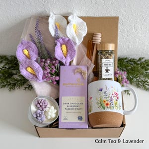 Pu&ograve; includere: Una confezione regalo contenente una tavoletta di cioccolato fondente Moonstruck, una tazza con stampa floreale e base in sughero, un barattolo di tisana, un mestolo per miele in legno, una candela con cera a forma di succulente e calle.