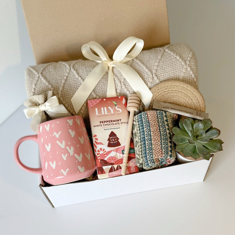 Christmas gift box, Hygge gift box for her, Care package for her, Gift baskets for women, Birthday Gift box with blanket, Gift box for women imagen 1