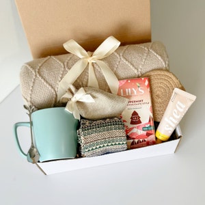 Christmas gift box, Hygge gift box for her, Care package for her, Gift baskets for women, Birthday Gift box with blanket, Gift box for women Winter care