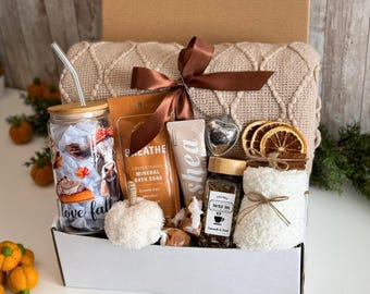 Può includere: Una confezione regalo contenente un bicchiere di vetro con stampa di mucca e zucca, una cannuccia in metallo, sali da bagno minerali, una crema al burro di karité, un infusore a forma di cuore, un barattolo di tisana e una fascia per tazza.