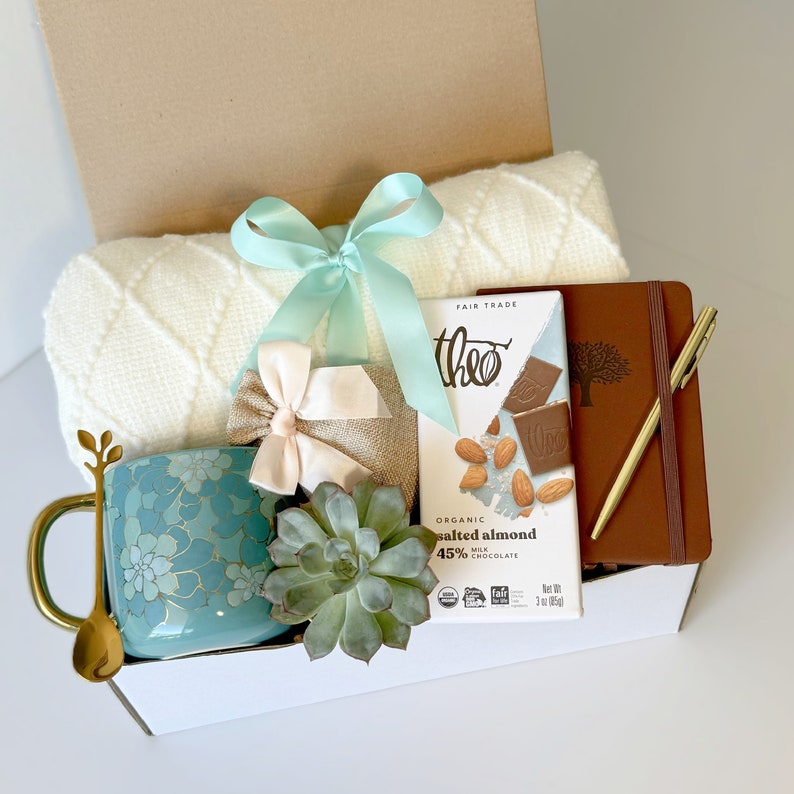 Christmas gift box, Hygge gift box for her, Care package for her, Gift baskets for women, Birthday Gift box with blanket, Gift box for women Flower mug box