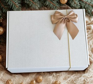 Cadeau Pour Collègue Femme - Set 4 Pièces Avec Ornement Céramique, Carte Fleurie Et Sac Filet Blanc
