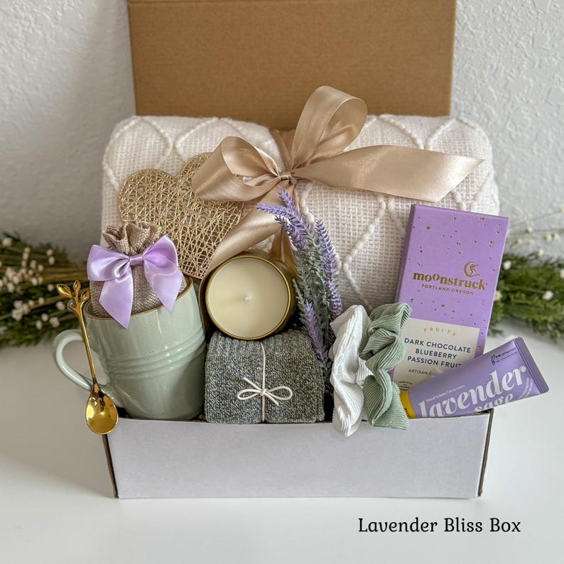 Pu&ograve; includere: Una confezione regalo contenente una coperta in maglia color crema con nastro dorato, una tazza verde chiaro con cucchiaio dorato, un sacchetto di juta con fiocco color lavanda, una candela, calzini grigi, cioccolato Moonstruck, due elastici e un tubetto lavanda e salvia.