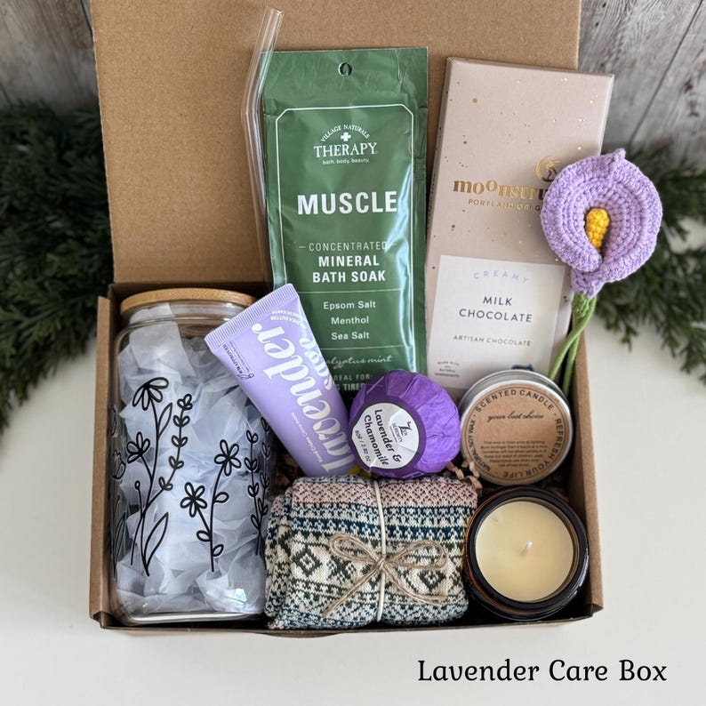 Pu&ograve; includere: Una scatola regalo contenente un bicchiere di vetro con decorazioni floreali nere, una cannuccia di vetro, una busta verde di sali da bagno minerali, una tavoletta di cioccolato al latte, una crema mani alla lavanda, una bomba da bagno e un fiore all'uncinetto.