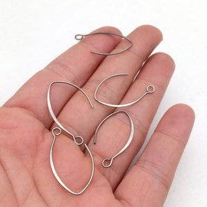 Puede incluir: Cuatro ganchos para pendientes de plata, dos son de forma ovalada y dos son de forma semicircular.