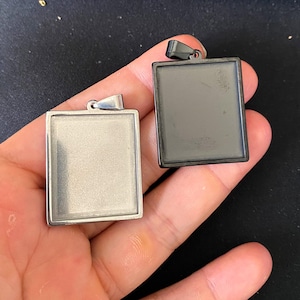 10/50 peças de pingentes retangulares com engaste para cabochão em aço inoxidável preto, 25 x 30 mm de diâmetro interno.