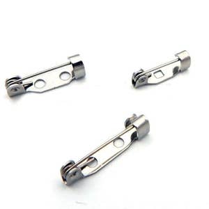 Könnte beinhalten: Drei silberne Metall-Sicherheitsnadeln. Die Verschlüsse werden verwendet, um Broschen, Nadeln oder anderen Schmuck an Kleidung zu befestigen.