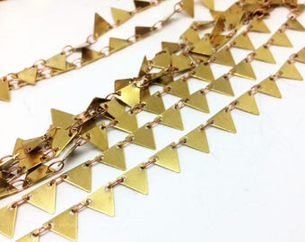 As ligações ovais soldadas corrente de bronze cru do triângulo frisaram 6x6x6mm