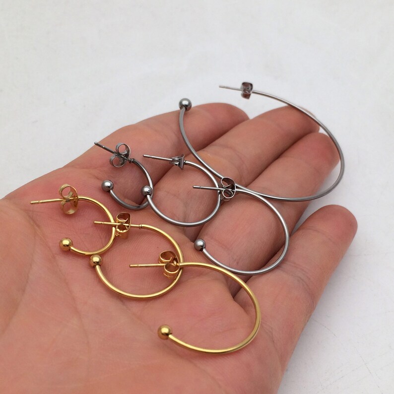 Op de afbeelding: Drie paar creolen, &eacute;&eacute;n paar is goud, de andere twee paar zijn zilver.