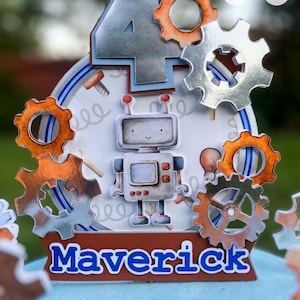 Puede incluir: Un juego de tres tazas de cerámica con un acabado mate moteado. Las tazas son de color crema, gris claro y gris oscuro. Cada taza tiene un diseño simple y minimalista y un asa redondeada.