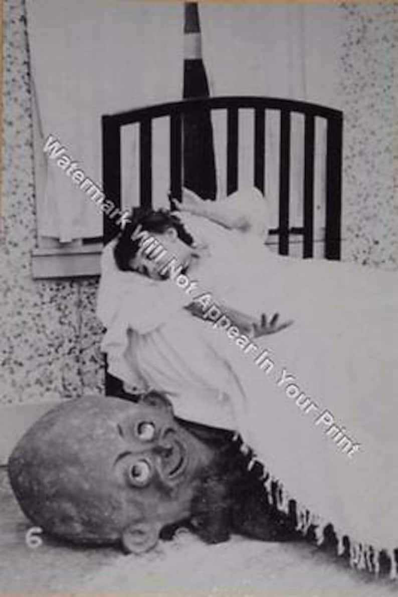 A86 Freaky Bizarre Strange Odd Girl Scary Head Under Bed Vintage Photo Weird Pic