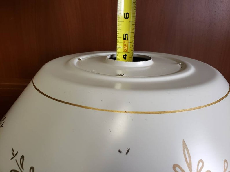 K&ouml;nnte beinhalten: Wei&szlig;e Deckenleuchte aus Metall mit goldener Verzierung und einem Durchmesser von 12,7 cm.
