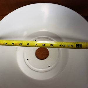 K&ouml;nnte beinhalten: Wei&szlig;er Lampenschirm aus Metall mit einem Durchmesser von 30 cm. Der Lampenschirm hat ein Loch in der Mitte f&uuml;r eine Gl&uuml;hbirne.