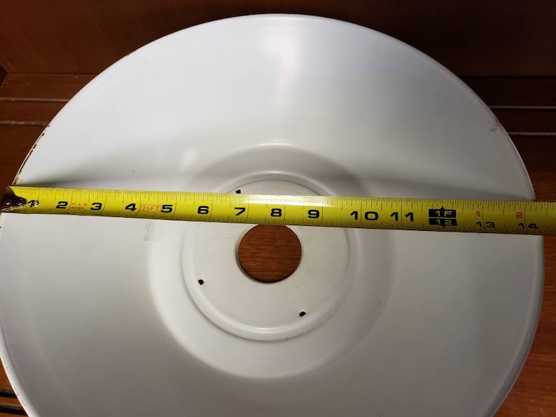 K&ouml;nnte beinhalten: Wei&szlig;er Lampenschirm aus Metall mit einem Durchmesser von 30 cm. Der Lampenschirm hat ein Loch in der Mitte f&uuml;r eine Gl&uuml;hbirne.