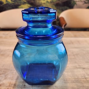 Apothecary jar in cobalt blue small starburst lid