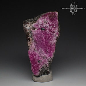 Calcite cobaltoane sur spécimen de cristal matriciel avec malachite, RDC