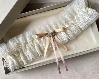 Bridal ivory garter, Wedding off white garter, Luxury tulle garter with rhinestone and bow, Lace and tulle garter with satin ribbon