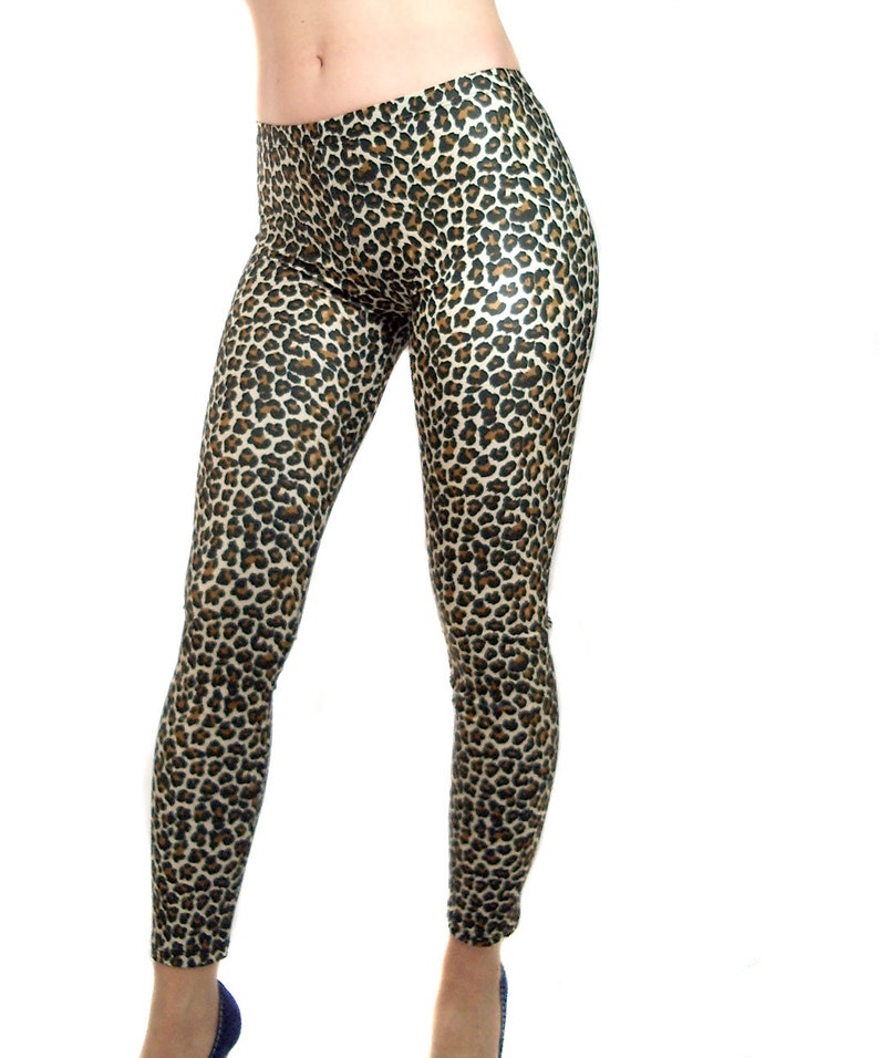 Gemischtrassiger Kitzler Leggings Lutschen