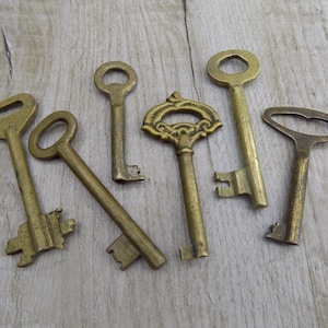 6 Llaves de esqueleto vintage mini llaves de latón Llaves de reutilización antiguas pequeña reutilización Llave de tocador blindada llave de armario original francés creación de llave