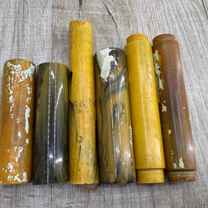 Può includere: Sei tubi di plastica gialli e marroni, alcuni con effetto marmorizzato.