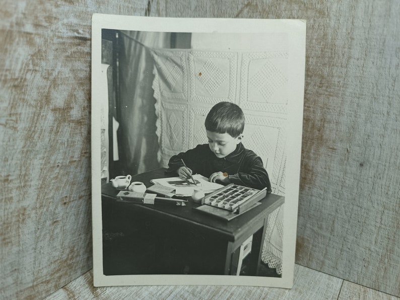 Ragazzino prime lezioni di disegno Foto d'epoca Pittura antica fornisce effimeri di carta per vernici acriliche vintage per l'infanzia del famoso artista immagine 1