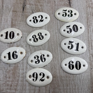 Vintage emailliertes Metall-Zahlenschild: Antike Hoteltürnummer Seriennummer