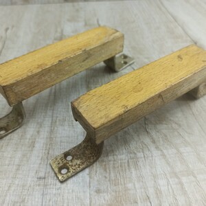 Coppia di maniglie per porte in legno vintage, dettagli in metallo, ferramenta rustica