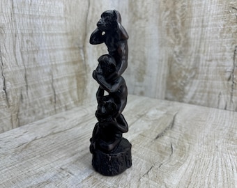 Estatua de baquelita de los Tres Monos Sabios: símbolo de la mitología japonesa