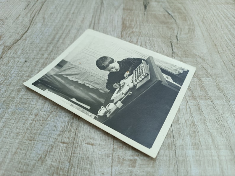 Ragazzino prime lezioni di disegno Foto d'epoca Pittura antica fornisce effimeri di carta per vernici acriliche vintage per l'infanzia del famoso artista immagine 8