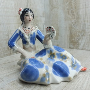Dama gitana con tarjetas Original soviético Figura de porcelana ucraniana gitana Polonnoe 1980 Autor V. Albul URSS vestido azul cabello largo castaño