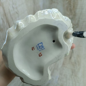 K&ouml;nnte beinhalten: Wei&szlig;e Porzellanfigur mit einem schwarz-wei&szlig;en bemalten Design. Die Figur hat eine blaue und wei&szlig;e Markierung auf der Unterseite mit der Aufschrift "Made in USSR" und "IC 13".