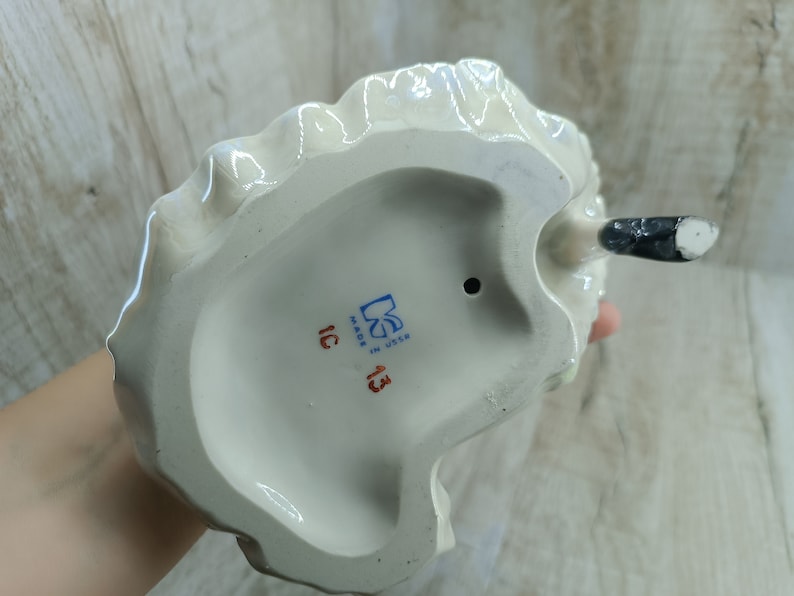 K&ouml;nnte beinhalten: Wei&szlig;e Porzellanfigur mit einem schwarz-wei&szlig;en bemalten Design. Die Figur hat eine blaue und wei&szlig;e Markierung auf der Unterseite mit der Aufschrift "Made in USSR" und "IC 13".