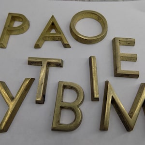 Letra de bronze A E P M O Y T B I letra inicial grande Número maiúsculo de latão Letras antigas proect interessante Figura incomum Design de monumento