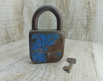 Cadeado soviético vintage: Cadeado URSS azul enferrujado, antigo e funcional.