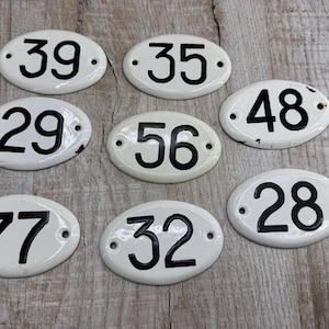 Vintage Emaille Metall Hausnummer: Schwarze und Weiße Ovale Türnummer