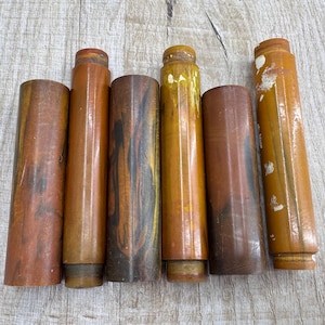 Könnte beinhalten: Sechs Holzstift mit verschiedenen Mustern in Braun, Gelb und Schwarz. Die Stifte sind alle ungefähr gleich groß und in der gleichen Form.