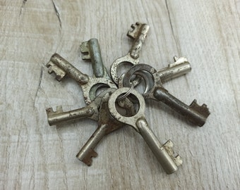 Vintage Metal Keys: USSR Antique Skeleton Keys, Craft Decor (8pcs)