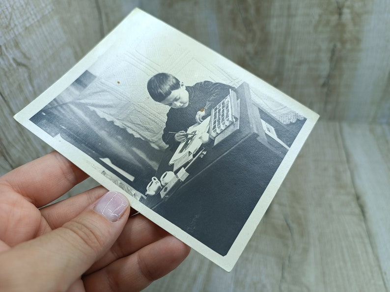 Ragazzino prime lezioni di disegno Foto d'epoca Pittura antica fornisce effimeri di carta per vernici acriliche vintage per l'infanzia del famoso artista immagine 7